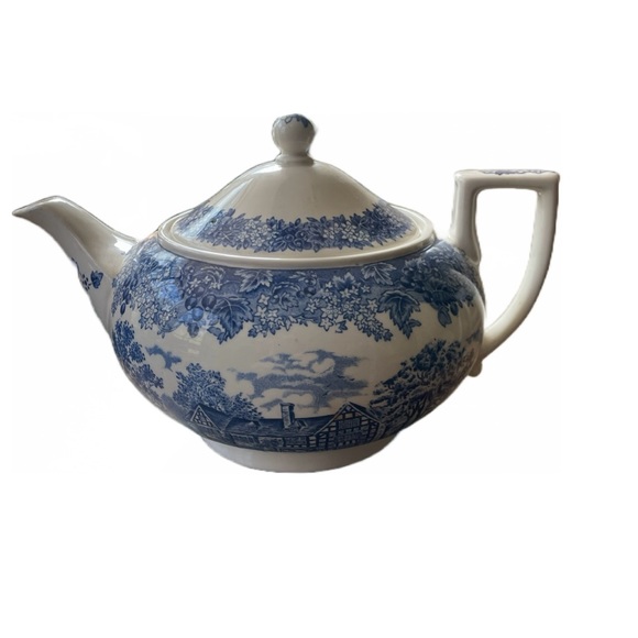 Wedgwood Other - Wedgewood Teapot. Queens ware. White Swan of Warickshire Romantic England.
